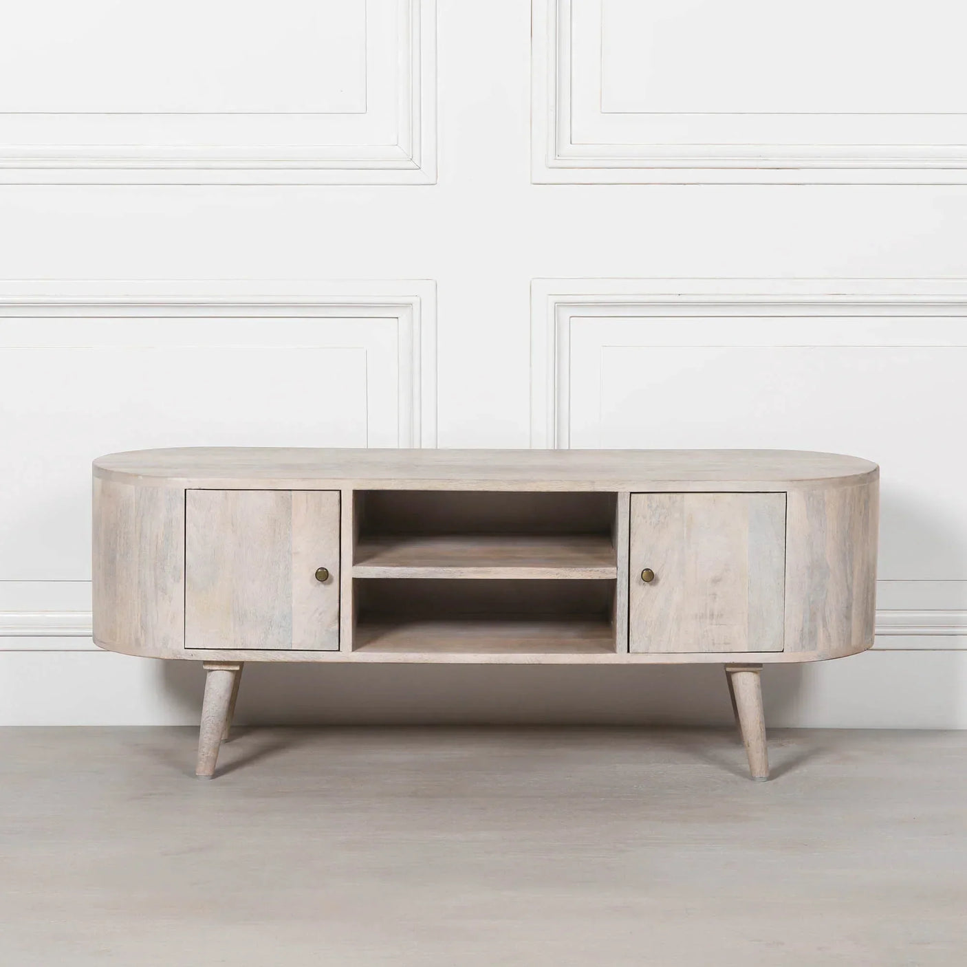 Oak wood TV unit with two doors, open shelves and rounded corners on tapered legs