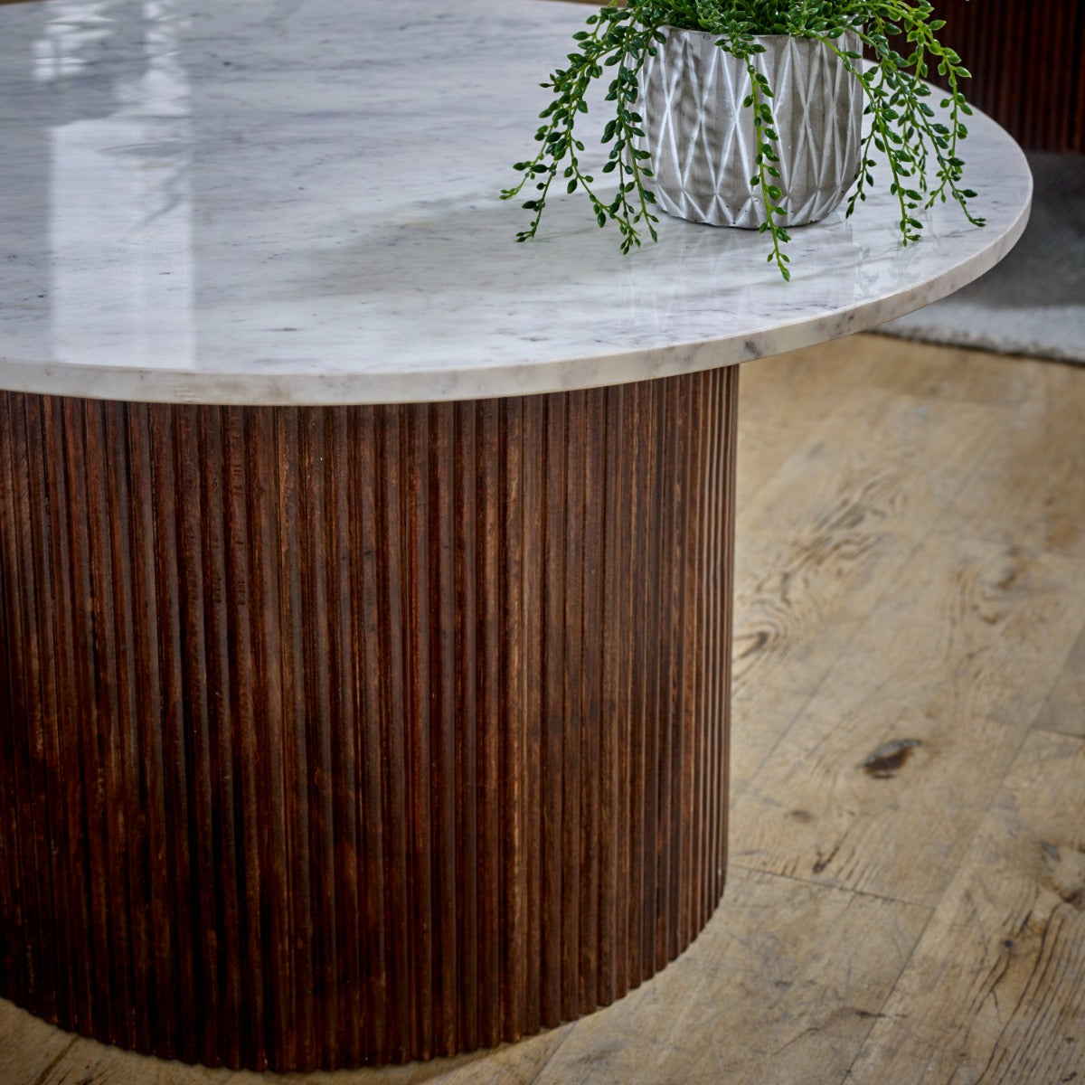 Opal coffee table made of mango wood with a natural marble top