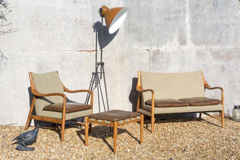 Wooden outdoor furniture set with armchair, two-seater sofa, ottoman and floor lamp