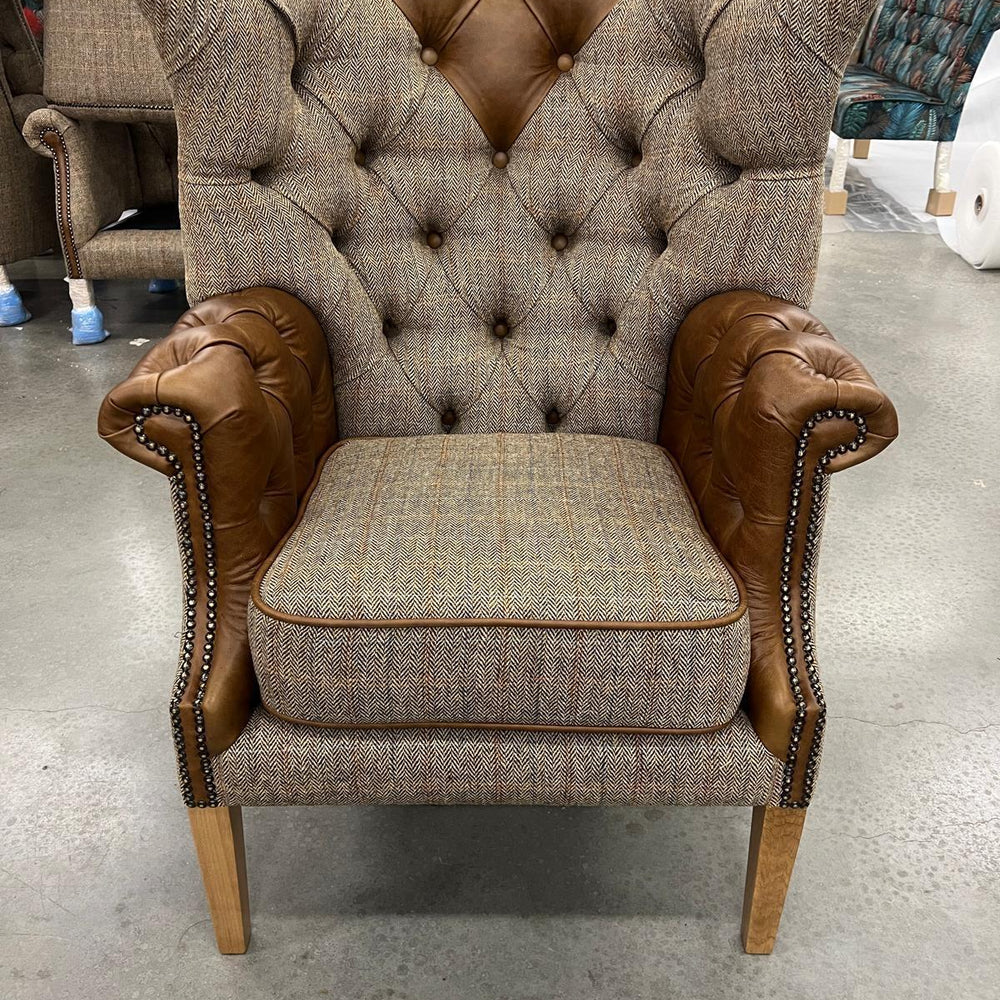 Kensington Deluxe Chair with Buttoned Arms (3HTW Hunting Lodge & Tan Leather)