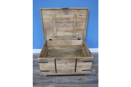 Trunk / Coffee Table - 8151