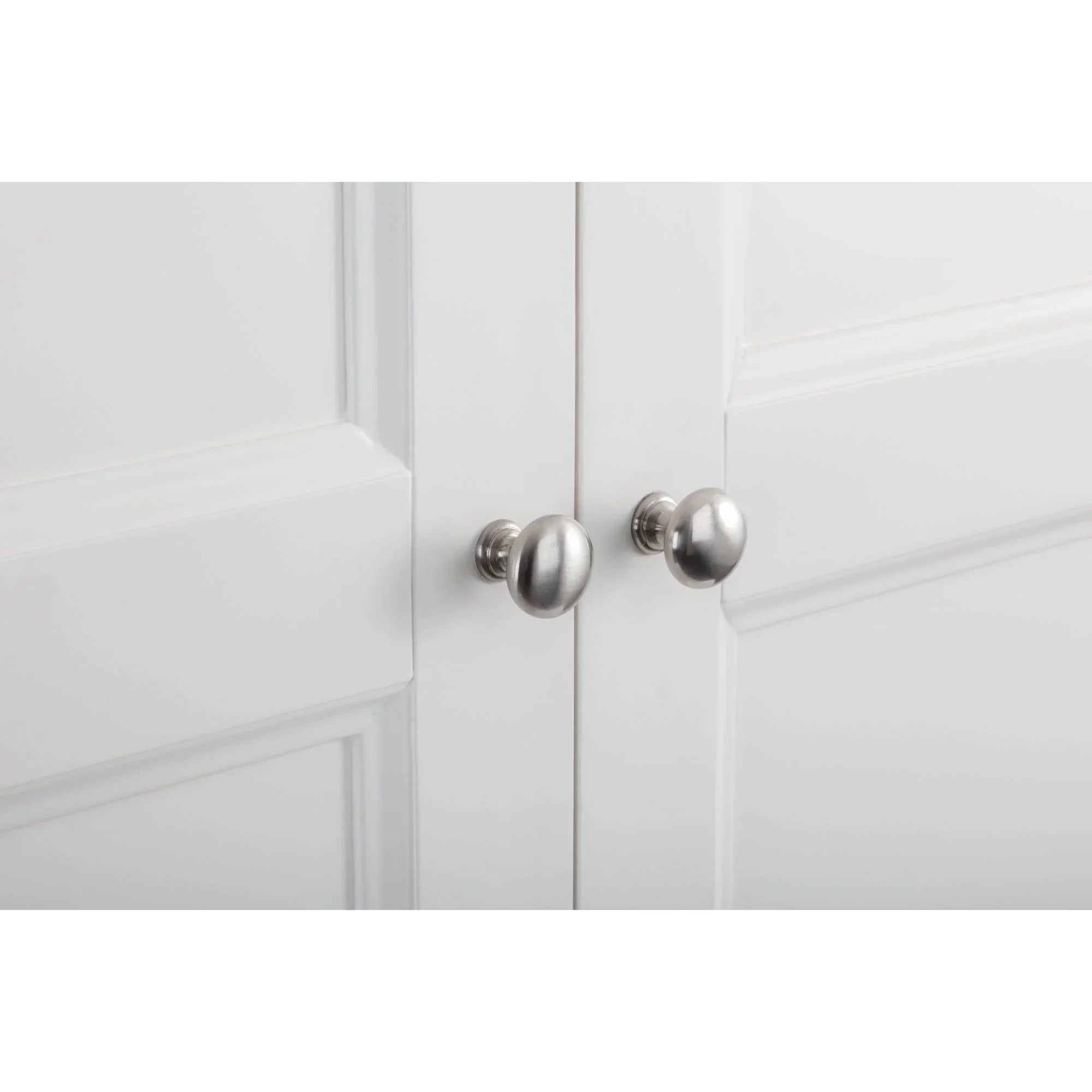 Surf white wardrobe doors with silver handles close-up