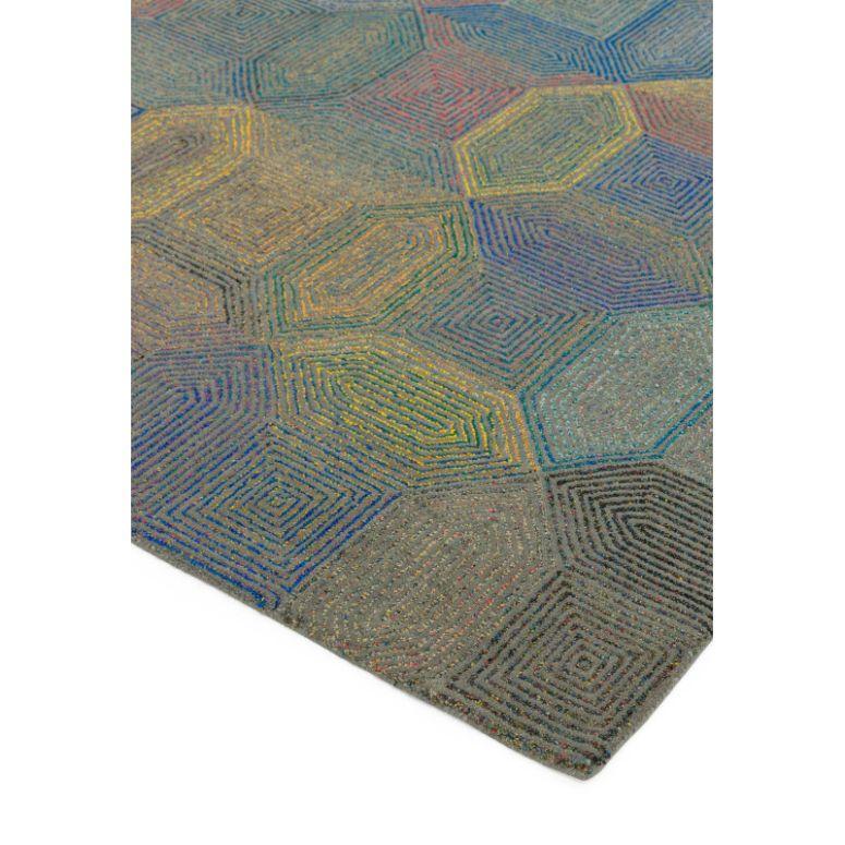 Geometric multicoloured rug with hexagon pattern and textured surface corner detail